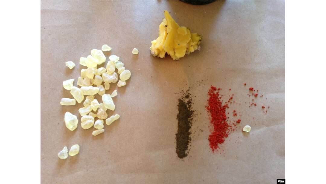 Beeswax, fir tree resin — called dammar — and color pigment are used in encaustic painting, Sept. 17, 2015. (VOA / J. Taboh)