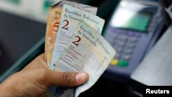 La medida busca impedir que los turistas extranjeros cambien su dinero por bolívares en el mercado negro.