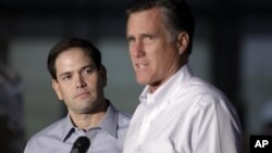 El senador Marco Rubio (izq.) y Mitt Romney, en Aston, Pennsylvania.