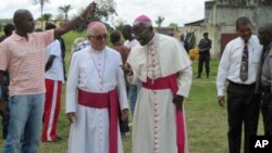 Dom José Queiroz, bispo do Huambo (esq.) com o Núncio Apostólico em Angola, Novatus Rugambwa