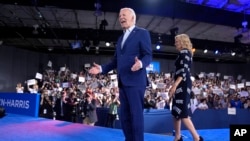O Presidente Joe Biden e a primeira-dama, Jill Biden, saem do palco depois de discursarem num comício de campanha, sexta-feira, 28 de junho de 2024, em Raleigh, N.C.