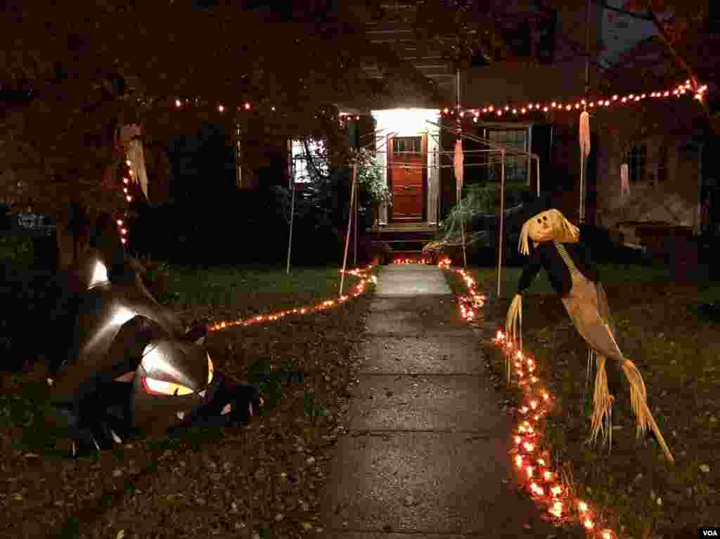 Decoraciones de Halloween en la capital de Estados Unidos. Foto Iacopo Luzi, VOA. Oct. 30 de 2018.