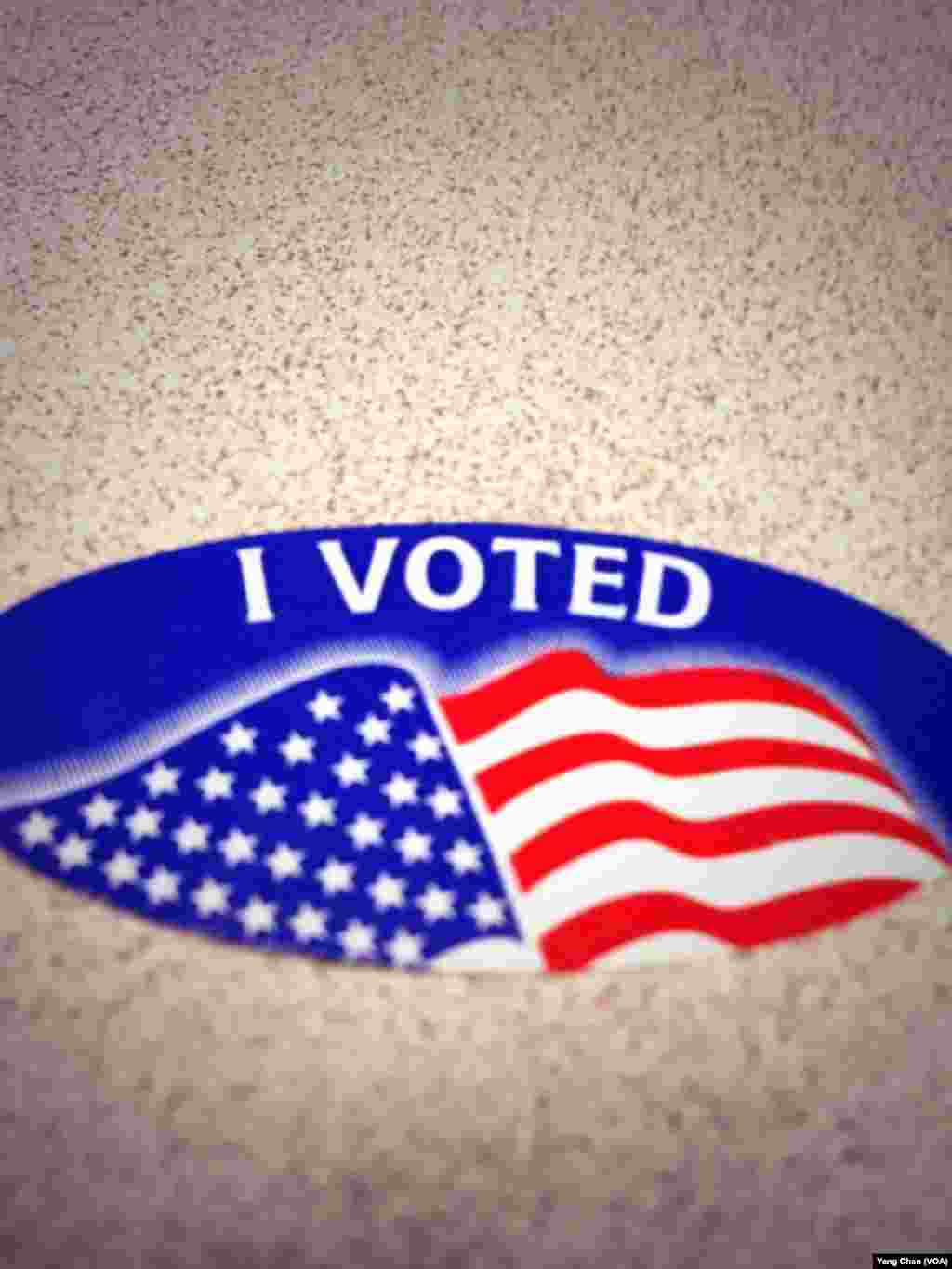 证明已投票的贴纸(美国之音张佩芝拍摄)