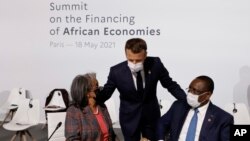 에마뉘엘 마크롱 프랑스 대통령이 지난 18일 파리에서 열린 아프리카 경제 지원 정상회담에서 에티오피아의 사흘레-워크 쥬드 대통령과 세네갈의 마키 살 대통령과 만나고 있다. 