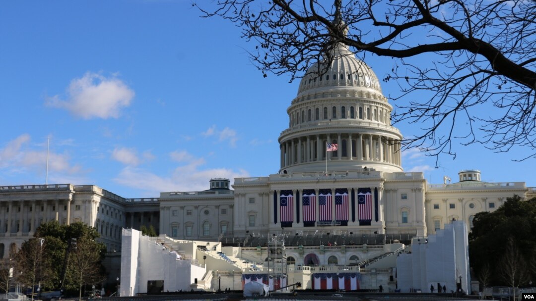 Gedung Capitol, Washington DC tengah dihias untuk persiapan inaugurasi Trump, 20 Januari 2017 (Foto: dok). 