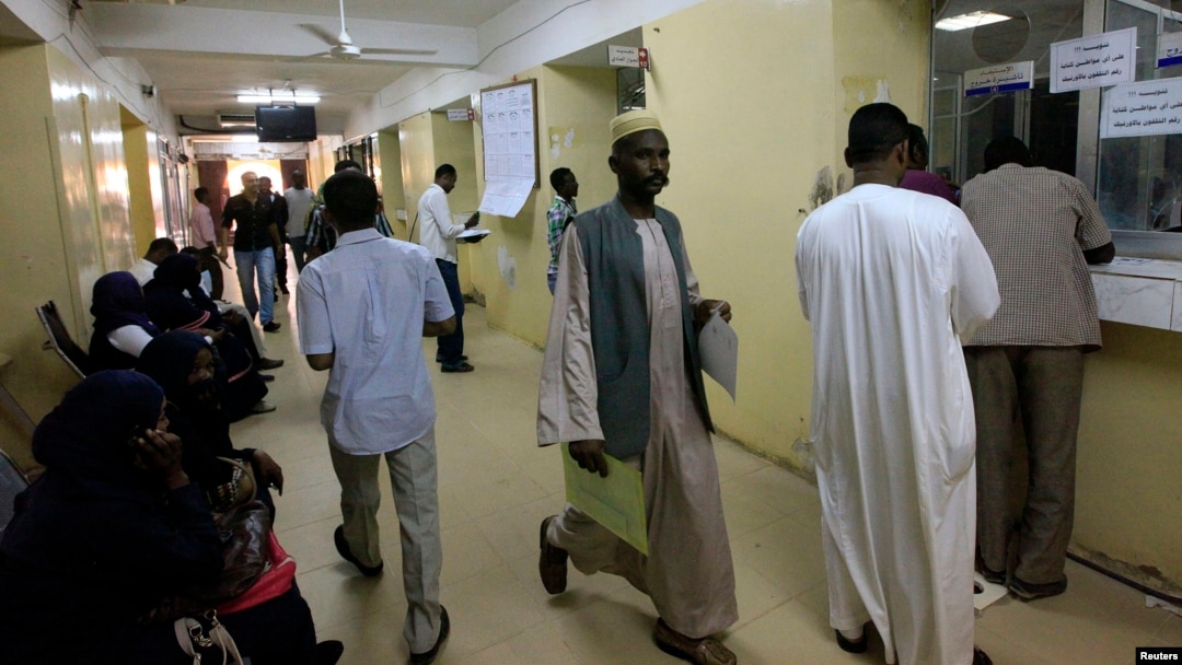 Sudanese migrants wait to pay taxes at the Secretariat for Sudanese Working Abroad, Khartoum, May 13, 2013.