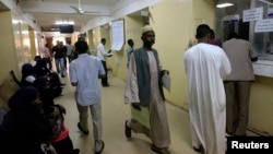Sudanese migrants wait to pay taxes at the Secretariat for Sudanese Working Abroad, Khartoum, May 13, 2013.