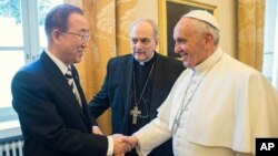 El papa Francisco se reúne con el secretario de la ONU, Ban Ki-moon en el Vaticano para compartir puntos de vistas de lo que llaman "una responsabilidad moral" y determinante de nuestro tiempo.