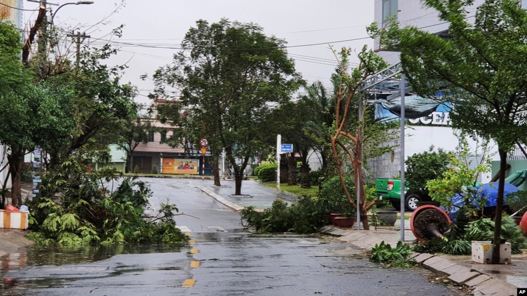 Jalanan di Da Nang, Vietnam terlihat sepi dan porak poranda pasca dihantam badai Molave, Rabu, 28 Oktober 2020. Topan Malove menenggelamkan beberapa kapal nelayan saat mendekati pantai tengah selatan Vietnam pada Rabu pagi. (Vo Van Dung / VNA melalui AP)