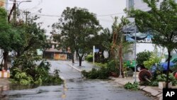 Jalanan di Da Nang, Vietnam terlihat sepi dan porak poranda pasca dihantam badai Molave, Rabu, 28 Oktober 2020. Topan Malove menenggelamkan beberapa kapal nelayan saat mendekati pantai tengah selatan Vietnam pada Rabu pagi. (Vo Van Dung / VNA melalui AP)