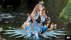 Una criatura acuática flota en un estanque en Pandora-World de Avatar en el parque temático Animal Kingdom de Disney World, en Lake Buena Vista, Florida.
