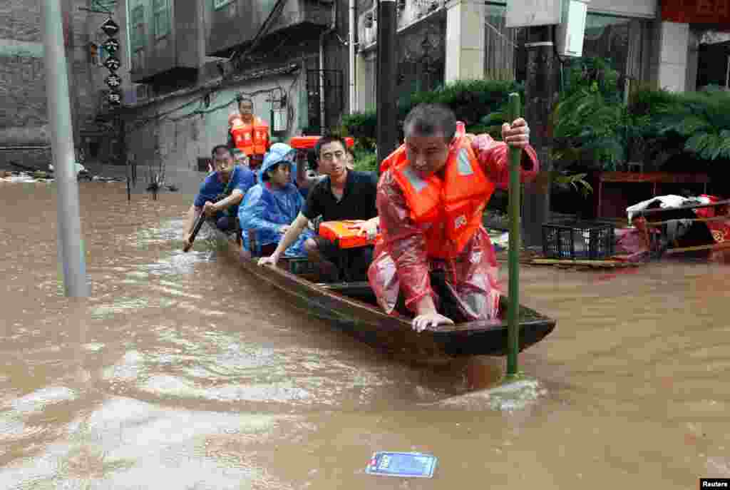 2014年7月15日，水淹湖南古城凤凰的民宅，救援人员疏散人口。那里遭遇创纪录的降雨量，5万居民和游客撤离。