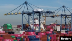 资料照片：在位于美国加利福尼亚州的洛杉矶港码头上，大量集装箱堆叠在一起。(2026年2月24日)