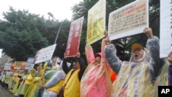 Taiwan protesters demand tax reform outside of Ministry of Finance in Taipei, Taiwan, Dec. 27, 2018. A large group of activists has launched anti-government protests to demand tax reform, inspired by the demonstrations in Paris that began last month.