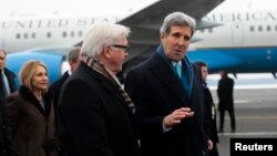 El ministro de Relaciones Exteriores alemán, Frank-Walter Steinmeier, da la bienvenida a Berlin, al secretario John Kerry.