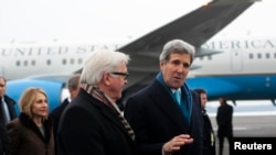 Waziri wa mambo ya nje wa Ujerumani Frank-Walter Steinmeier akimkaribisha waziri wa mambo ya nje wa Marekani John Kerry katika uwanja wa ndege wa Berlin kwa ajili ya mkutano huko Berlin, Jan. 31, 2014.