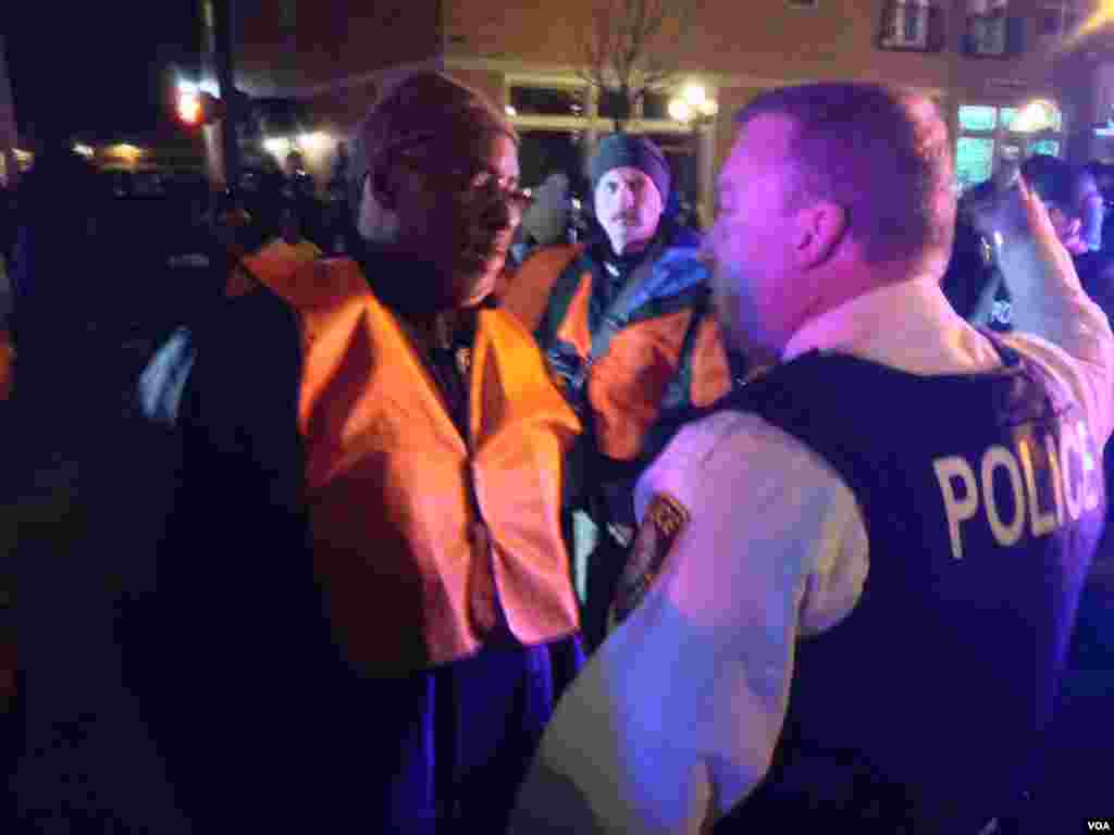 Detenções nas ruas de Ferguson depois de um Grande Júri ter decidido não acusar o agente da polícia Darren Wilson na morte de Michael Brown, Ferguson, Missouri, Nov. 24, 2014. (Kane Farabuagh/VOA)