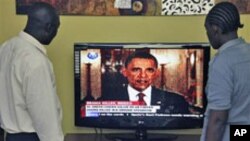 Des Kenyans écoutant l'annonce de la mort de Ben Laden par le président Obama