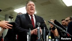 마이크 폼페오 미국 국무장관이 28일 의회에서 기자의 질문에 답하고 있다.