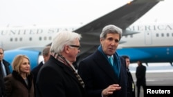 Ngoại trưởng Đức Frank-Walter Steinmeier (trái) đón Ngoại trưởng Hoa Kỳ John Kerry tại sân bay Tegel ở Berlin, 31/1/14
