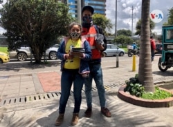 Zulay Díaz y Jesús Velásquez, migrantes venezolanos que trabajan de manera informal, en la calles de Bogotá. [Foto: Karen Sánchez, VOA]