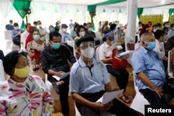 Jakarta'da Sinovac aşısıyla aşılanmayı bekleyen Endonezyalılar