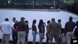 Migrantes hacen fila en Matamoros, una ciudad de mucho tránsito entre México y EEUU, el 11 de mayo de 2023.