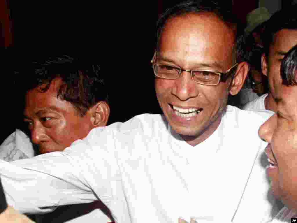 缅甸88世代学生团成员Mya Aye获释后得到同仁的欢迎。(AP)