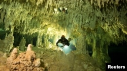 Dalam foto yang diambil pada 24 Januari 2014, penyelam sedang mengukur panjang sistem gua bawah air, sebagai bagian dari Proyek Gran Acuifero Maya dekat Tulum, di Negara Bagian Quintana Roo, Meksiko, 24 Januari 2014. (Foto: Herbert Mayrl/Courtesy Gran Acuifero Maya Project (GAM)/via REUTERS)