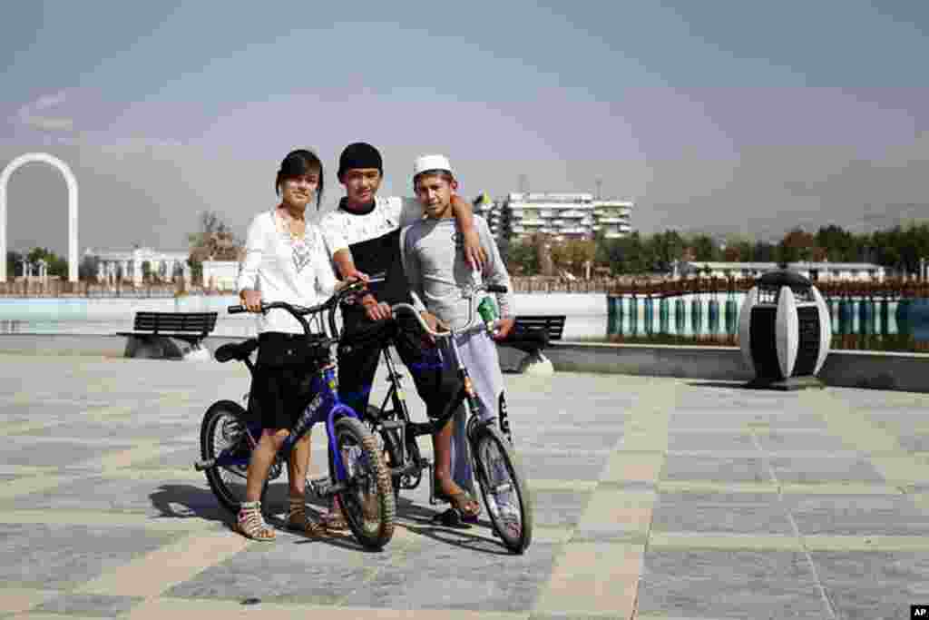 Young Tajiks in Dushanbe. (VOA - Y. Weeks)