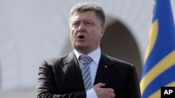 Ukraine President Petro Poroshenko sings the national anthem during a parade to celebrate the country's Independence Day in Kyiv, Aug. 24, 2014.