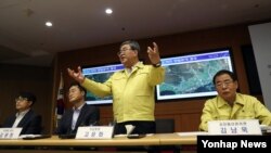 한국의 고윤화(가운데) 기상청장이 22일 오전 기상청에서 경주 지진 관련 긴급 브리핑을 진행하고 있다. 