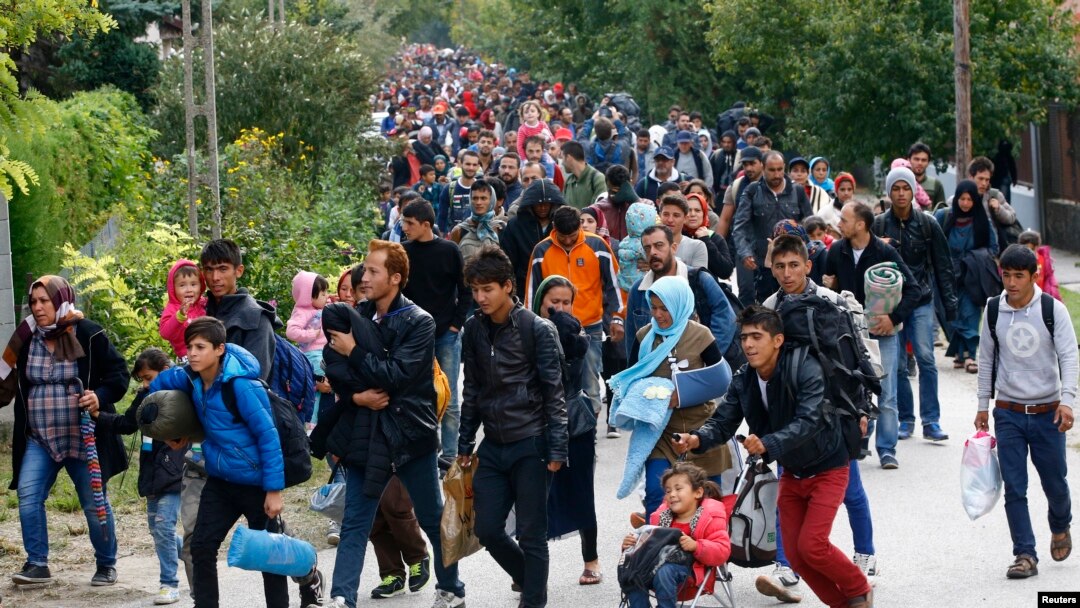 Migrantlar Vengriyadan Avstriya chegarasi tomon yo'l olmoqda