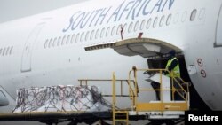 جنوبی افریقہ کے شہر جوہانسبرگ میں طیارے سے کرونا سے بچاؤ کی ویکسین کی کھیپ اتاری جا رہی ہے۔ 