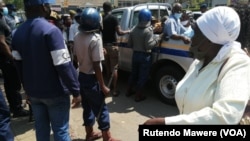 Amapholisa ebopha abalwa impi yenkululeko.