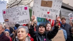 Orang-orang menghadiri protes untuk mendukung kantor Biro Perlindungan Konsumen AS (CFPB), Senin, 10 Februari 2025, di kantor CFPB di Washington, DC. 