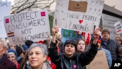 Orang-orang menghadiri protes untuk mendukung kantor Biro Perlindungan Konsumen AS (CFPB), Senin, 10 Februari 2025, di kantor CFPB di Washington, DC. 