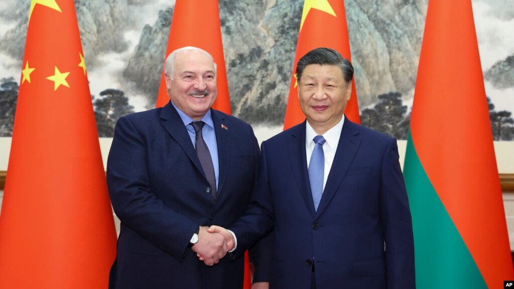 白俄罗斯总统卢卡申科2023年12月4日在北京会见中国国家主席习近平。（美联社）(photo:VOA)