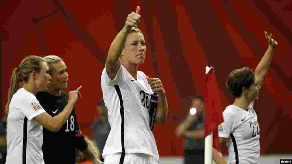 Abby Wambach (20), de l’équipe américaine célèbre après la victoire des Etats-Unis sur l'Allemagne (2-0) en demi-finale de la Coupe du Monde/Dames 2015 de la FIFA au Stade olympique, le 30 juin 2015 à Montréal, Québec. Credit: Michael Chow-USA Today Sport