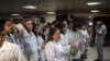 Cuba: Comienzan a regresar médicos que trabajaban en Brasil