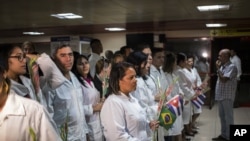 Los médicos fueron recibidos en el aeropuerto por el presidente cubano Miguel Díaz-Canel y varios de sus funcionarios.
