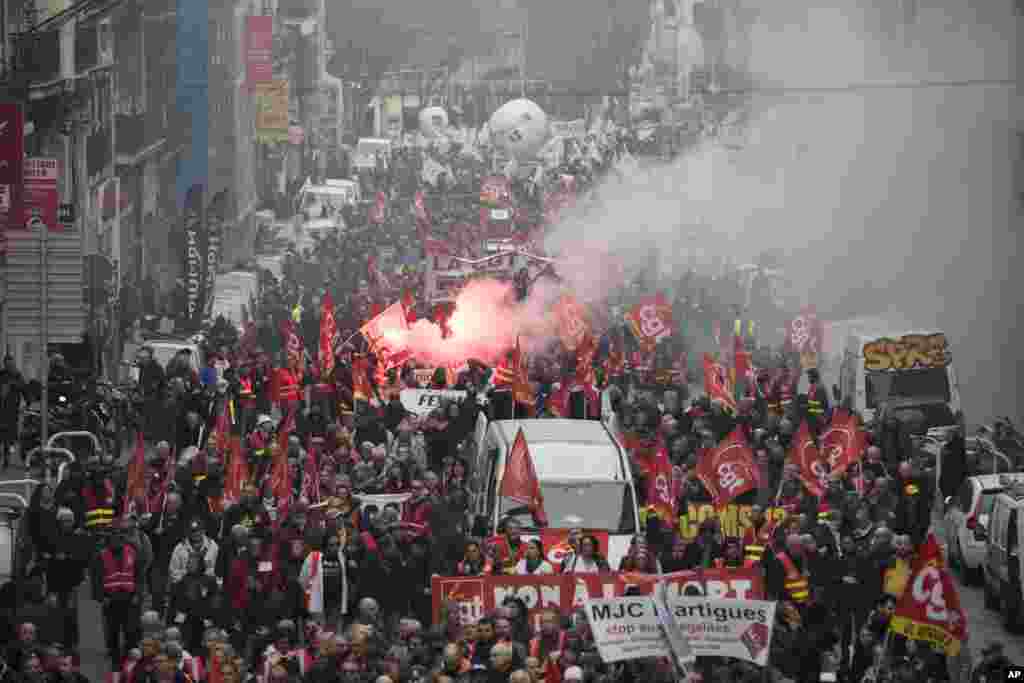 همزمان با راهپیمایی اعتراضی اصناف مختلف فرانسه در پاریس، معترضان در مارسی نیز در اعتراض به اصلاحات اقتصادی امانوئل ماکرون به خیابانها رفتند.