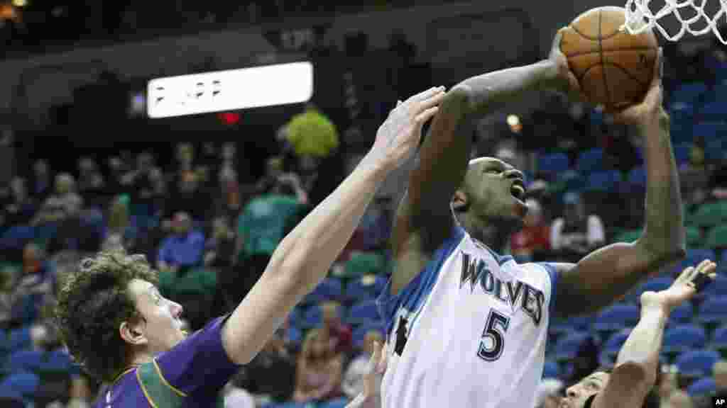 Gorgui Dieng,est un joueur intenationale sénégalais . Il évolue au poste de pivot dans l'équipe Minnesota Timberwolves.