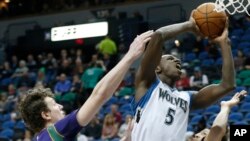 Le Sénégalais Gorgui Dieng, Minnesota Timberwolves (5) contre le Turc Omer Aisk, New Orleans Pelicans, Minneapolis, le 8 février 2016