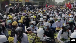 緬甸民眾2021年3月4日在第二大城市曼德勒靜坐示威（美聯社視頻截圖）