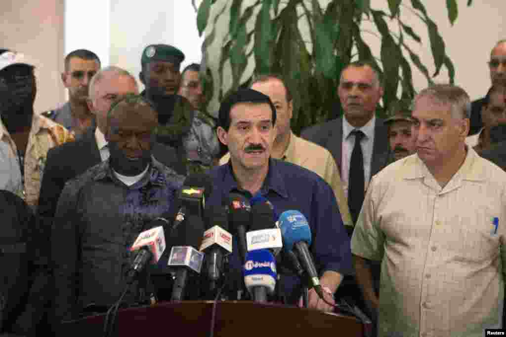 Algerian Transport Minister Amar Ghoul (center) speaks at a news conference regarding Air Algerie AH5017, in Bamako, Mali, July 27, 2014.