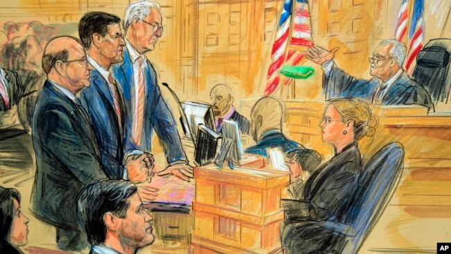 在华盛顿联邦法院，特朗普的前国家安全顾问迈克尔·弗林与律师聆听法官宣判。(2018年12月18日)
