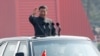 中国国家主席习近平在北京天安门广场举行的阅兵式上乘车检阅。（2019年10月1日）