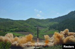 북한이 4일 대륙간탄도미사일(ICBM) 화성-14형 발사에 성공했다고 발표했다.