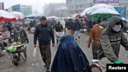 Phụ nữ Afghanistan trên đường phố thủ đô Kabul hôm 3/1 năm 2022.